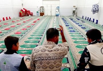 توزیع ۱۰۰ بسته نوشت‌افزار میان دانش‌آموزان بی‌بضاعت لنده در قالب پویش «هم‌کلاسی مهربان ۶»