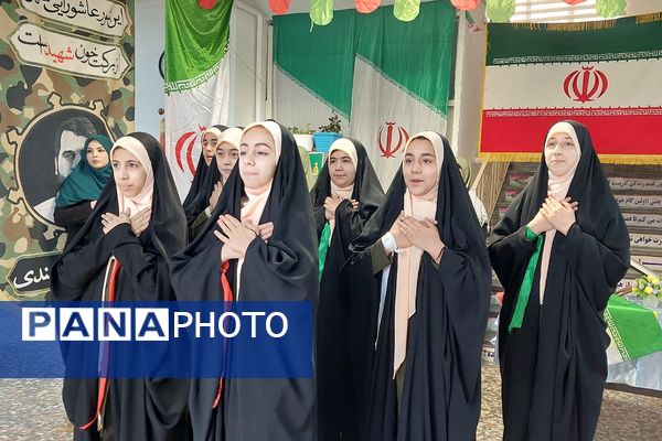 افتتاحیه نمایشگاه «مدرسه انقلاب» در مدرسه شهید شرافت بهارستان‌دو