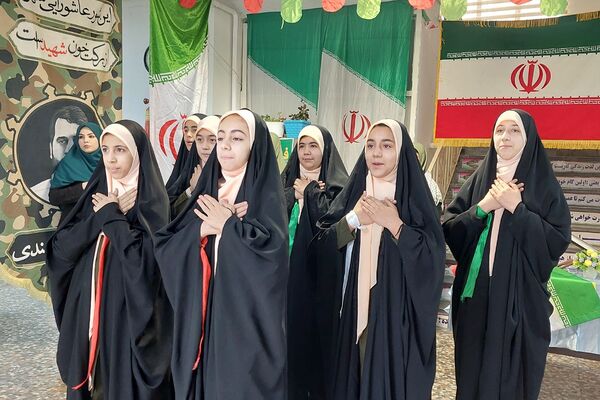 افتتاحیه نمایشگاه «مدرسه انقلاب» در مدرسه شهید شرافت بهارستان‌دو