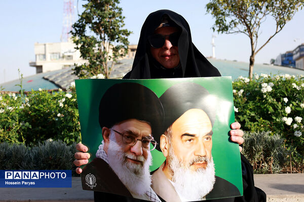 تجمع مردمی بشارت فتح در میدان انقلاب
