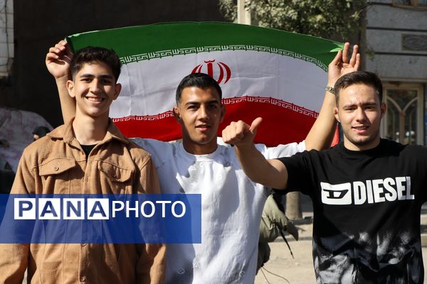 حضور پرشور دانش‌آموزان و مسئولین در راهپیمایی ۱۳ آبان در ناحیه یک بهارستان