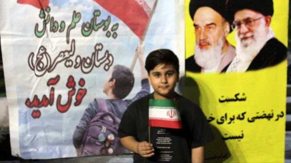 بازدید قائم‌مقام سازمان دانش‌آموزی از غرفه نوجوان مبارز و شهدای دانش‌آموز ورامین