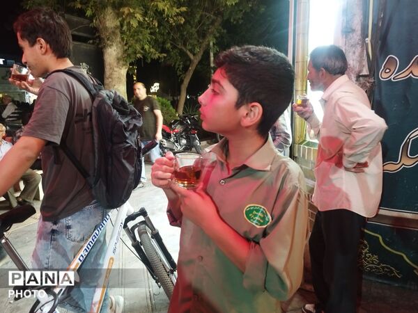 جرعه‌ای ارادت به نیت مادر؛ میزبانی چایخانه حضرت زهرا (س) در شب ۱۷۱ فراق رهبر معظم انقلاب اسلامی 
