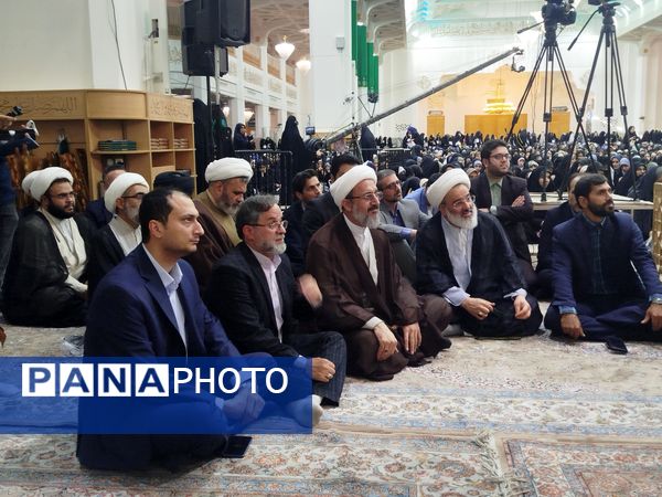 اجتماع دختران دانشجو در حرم مطهر حضرت معصومه (س) به مناسبت روز دختر  