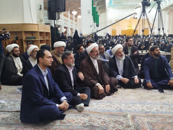 اجتماع دختران دانشجو در حرم مطهر حضرت معصومه (س) به مناسبت روز دختر  