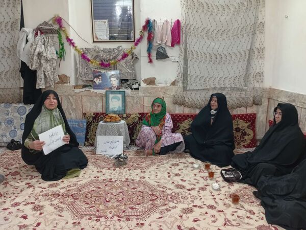 دیدار مسئولین پایگاه کوثر روستای نقاب با مادر شهید غلام زاده