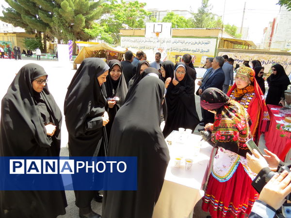 بازدید مشاور وزیر آموزش و پرورش در امور زنان از دست‌سازه‌های دانش‌آموزان دبیرستان 22 بجنورد