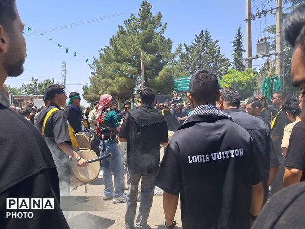 مراسم عزاداری ظهر عاشورا در روستای ولیان ساوجبلاغ