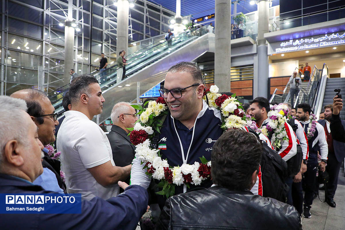 بازگشت تیم ملی وزنه‌برداری با جام قهرمانی‌
