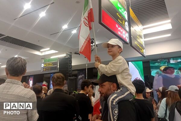 استقبال باشکوه مردم از قهرمانان فوتبال ایران در فرودگاه مهرآباد؛ تجلی وحدت، غرور ملی و عشق به وطن