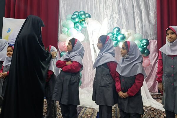  جشن «گل‌های زهرایی» در حسینیه شهدا با حضور دانش‌آموزان دبستان شهید طهرانی‌مقدم