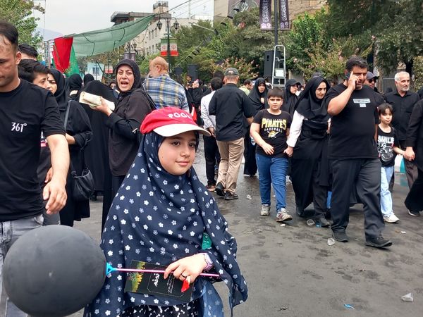 استقبال دلدادگان اباعبدالله الحسین (ع) از پیاده روی جاماندگان اربعین حسینی‌