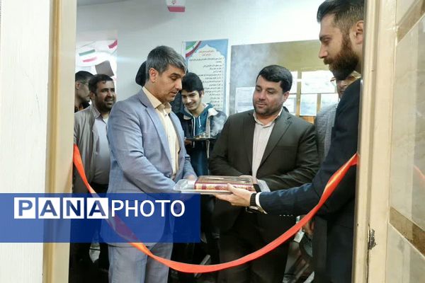 بیعت نوجوانان مدرسهٔ امام خمینی (ره) قرچک با آرمان‌های امام راحل در چهل و هفتمین جشن پیروزی انقلاب 