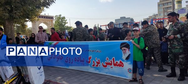 همایش پیاده‌روی خانوادگی به‌مناسبت هفته دفاع مقدس در نیشابور
