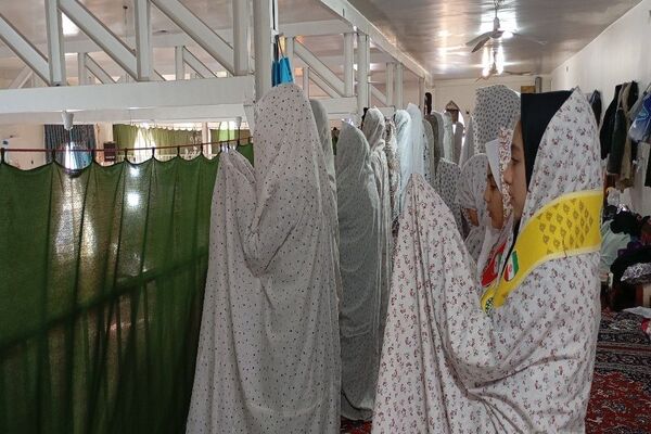 اقامه نماز جماعت باحضور معتکفین در مسجد جامع شهر بار نیشابور 