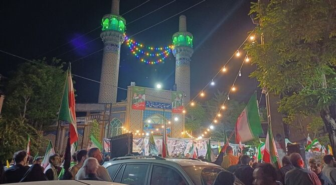 چراغی که با دستِ مردم روشن می‌ماند