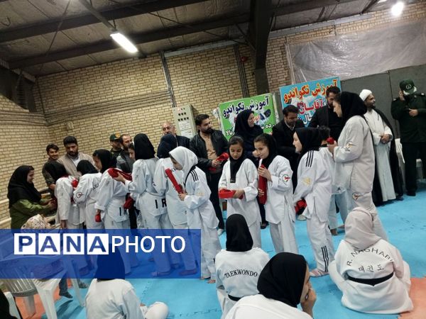 اهدای کمربند به تکواندو کاران فاروجی