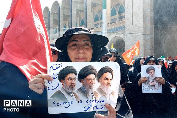 حضور باشکوه خونخواهان رهبر شهید در مصلی امام خمینی(ره) تهران