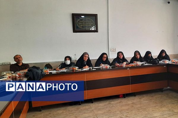 جلسه قطبی مدیران ابتدایی در دبستان شهید دکتر چمران ناحیه دو شهرری 