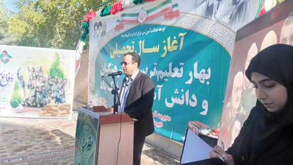 نواختن زنگ استانی مهر، ایثار و مقاومت در مدرسه نمونه دولتی ۹ دی به مناسبت آغاز سال تحصیلی و هفته دفاع مقدس