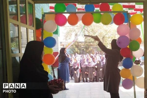 جشن «جوانه‌ها»؛ آغاز یک مسیر تازه برای هفتمی‌های دبیرستان هدی 