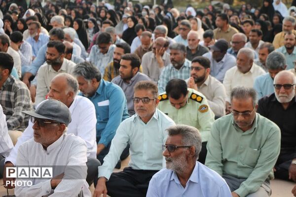 طنین نماز عید قربان در بقعه متبرک امامزاده شاه قطب‌الدین حیدر (ع) رودان