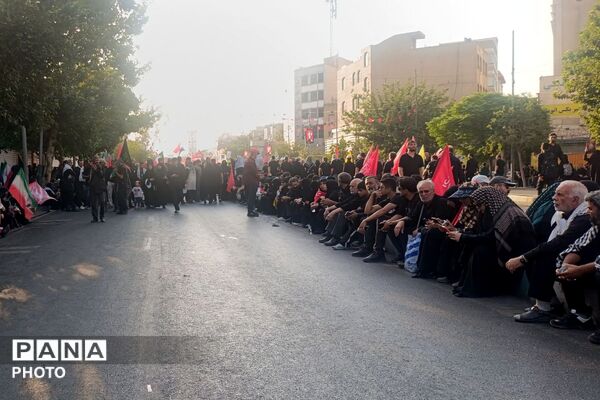 اجرای گروه سرود ریحانه‌الحسین پردیس در مراسم تشییع  رهبر شهید