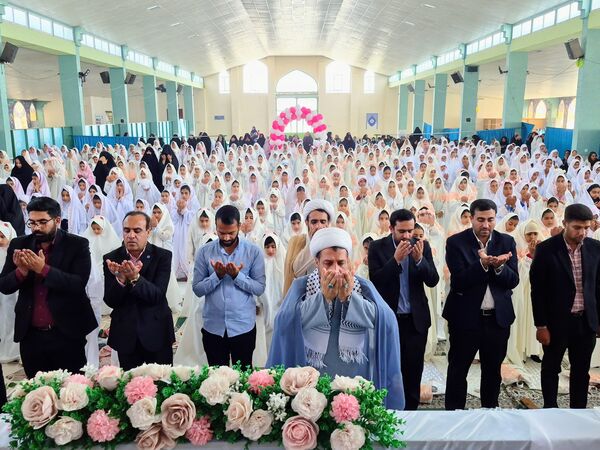 آیین سپیدپوشان؛ جشن تکلیف دختران عنبرآباد
