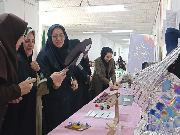بازدید از نمایشگاه دست سازه هنرستان فنی و حرفه ای دخترانه فلسطین 