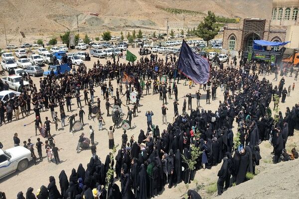آئین با شکوه عزاداری آقا اباعبدالله الحسین (ع)در روز عاشوراحسینی