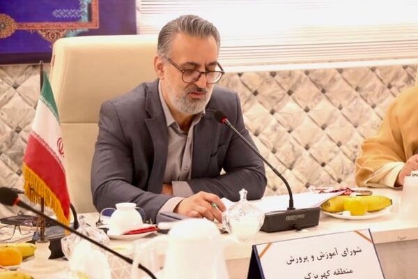 تقدیر از دانش‌آموز نخبه پژوهش‌سرای کاوش در شورای آموزش و پرورش کهریزک