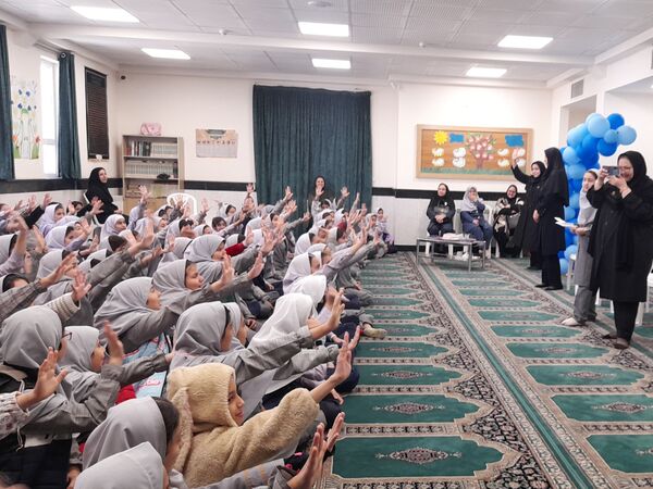 گرامیداشت روز دانش آموز در دبستان عذرا پورشهریاری ناحیه ۷مشهد