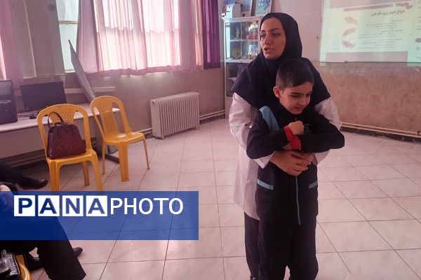 اولین دوره آموزشی کیفیت بخشی برنامه‌های سلامت و تندرستی ویژه آموزگاران پایه مدارس ابتدایی منطقه کهریزک 