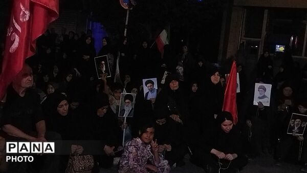 قاب هایی از رهبر شهید و رهبر معظم انقلاب در دستان سنگربان نیشابوری 