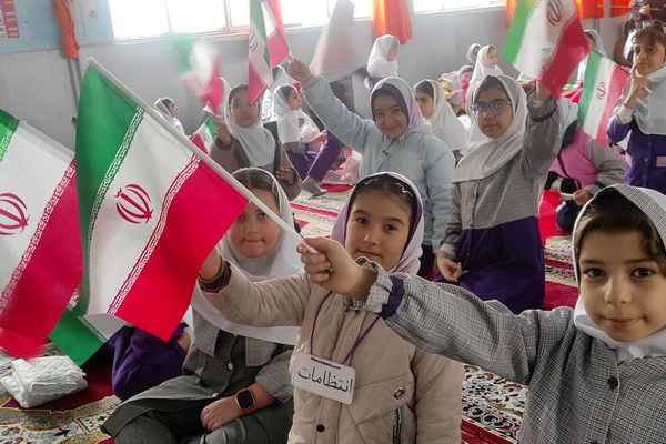 برگزاری جشن‌های باشکوه پیروزی انقلاب اسلامی در مدارس رباط‌کریم