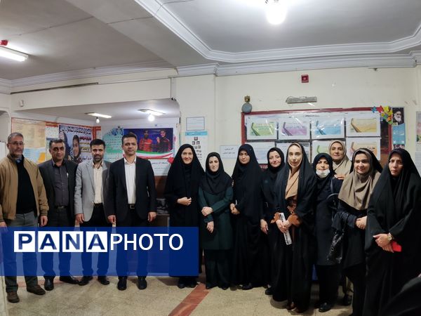 بازدید قطب کشوری مدیران از آموزشگاه شهدای معلم 2 همزمان با برپایی نمایشگاه علمی پژوهشی، انرژی های نوین، ادبیات و ریاضی