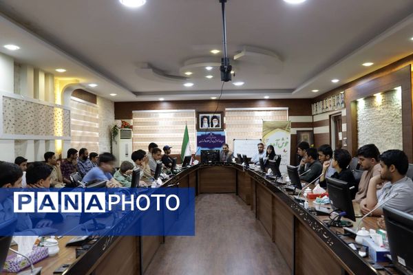 جلسه توانمندسازی دانش‌آموزان برتر در مسابقات قرآن و عترت