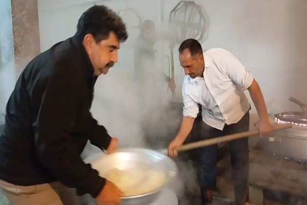 اعتکاف دانش‌آموزی در مسجد جامع شهر بار نیشابور 