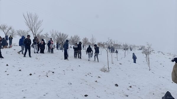  برف بازی مردم نیشابور در روستای برف ریز 