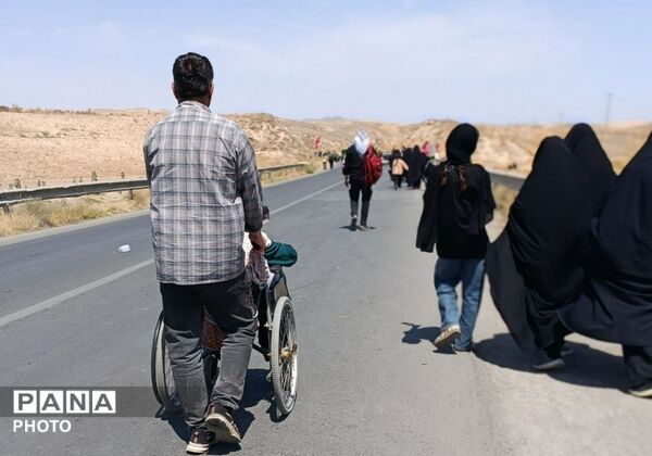 کاروان های پیاده زائران در مسیر حرم ثامن الحجج