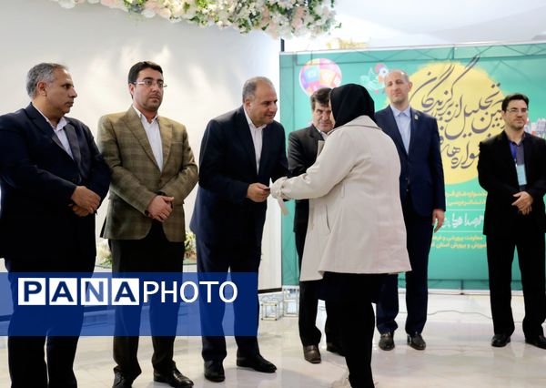 آیین تجلیل از برگزیدگان جشنواره‌های فرهنگی و هنری شمال‌غرب کشور در تبریز