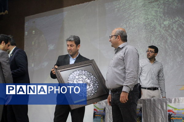 تجلیل از برگزیدگان دبیرستان شهید بهشتی شهرستان بوشهر (1)
