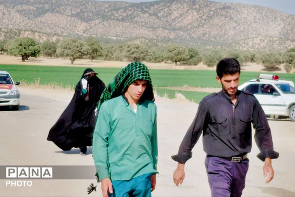 کاروان پیاده لردگان در مسیر کربلای حسینی از روستای سرسبز پل‌بریده عبور کرد