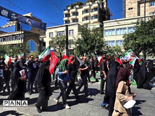 مشهد غرق در ماتم ؛ وداع میلیونی با پیکر مطهر رهبر شهید