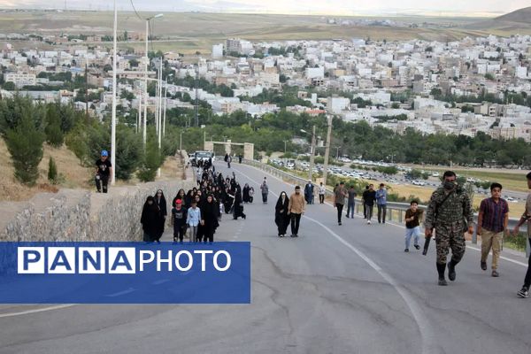 نور عرفه در تپه شهدای گمنام نورآباد طنین‌انداز شد