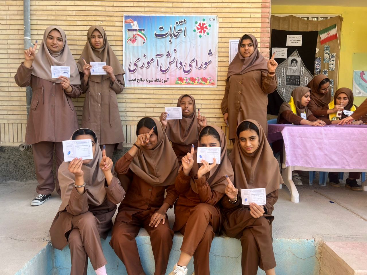 انتخابات پرشور شورای دانش‌آموزی در مدرسه صالح ادیب