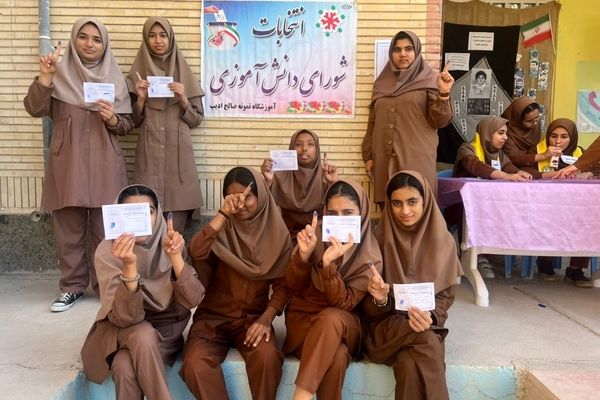 انتخابات پرشور شورای دانش‌آموزی در مدرسه صالح ادیب