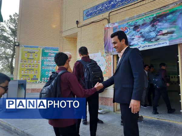 نواخته شدن زنگ اول مهرماه در دبیرستان نمونه آیت الله خامنه‌ای کاشمر 