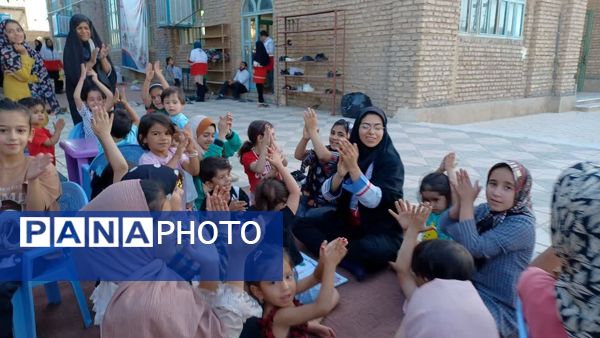 جشن غدیرخم توسط تیم‌های سحر هلال احمر در روستای زلزله‌زده محمدیه