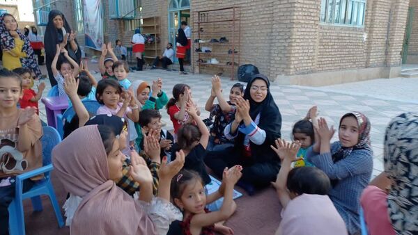 جشن غدیرخم توسط تیم‌های سحر هلال احمر در روستای زلزله‌زده محمدیه